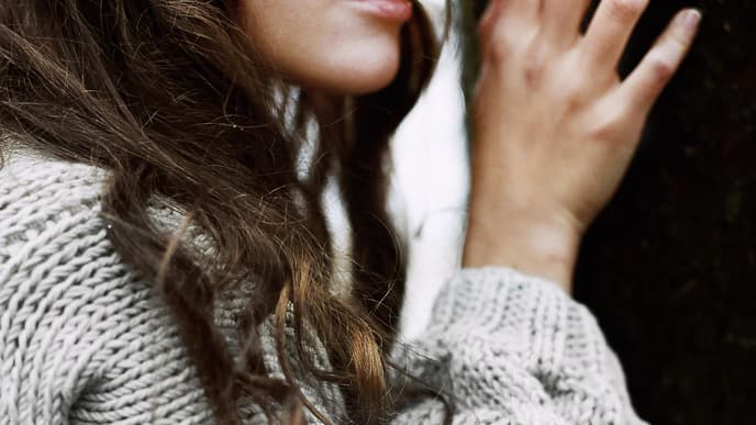 Frau mit Wollpullover