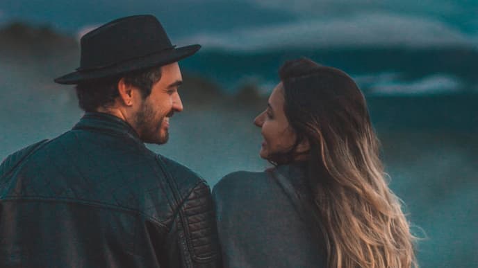 Mann und Frau von hinten in der Dämmerung