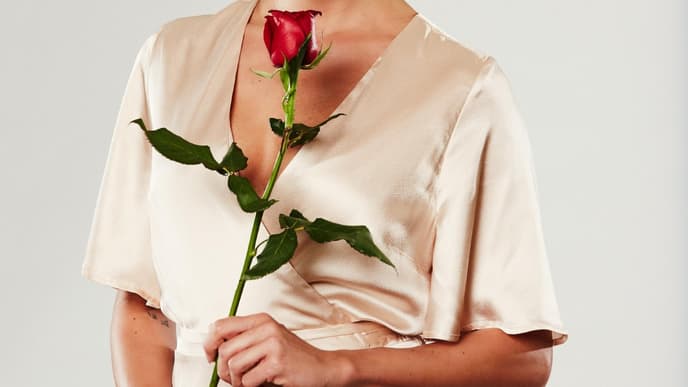 Bachelor-Kandidatin mit Rose