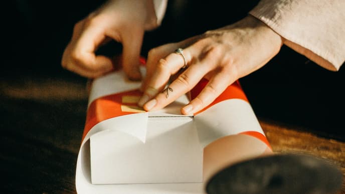 Frau packt Geschenke ein