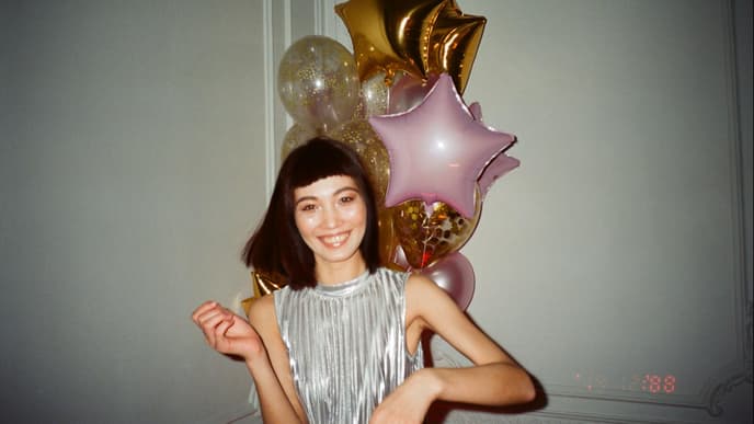 Frau mit Luftballons
