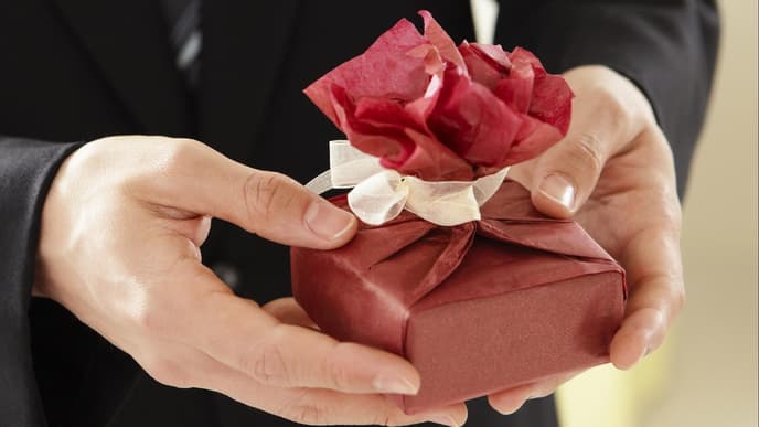 weihnachtsgeschenk in der hand halten 