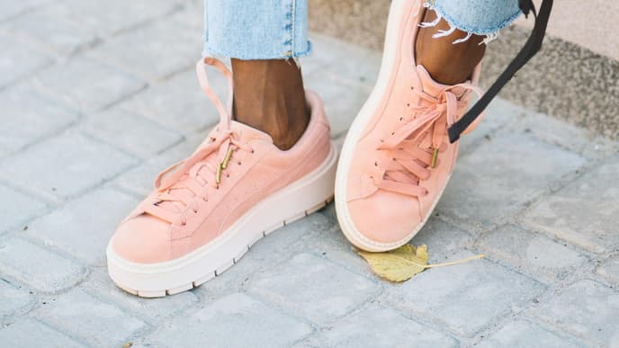 Pinke Sneaker kombiniert zu einer blauen Denim