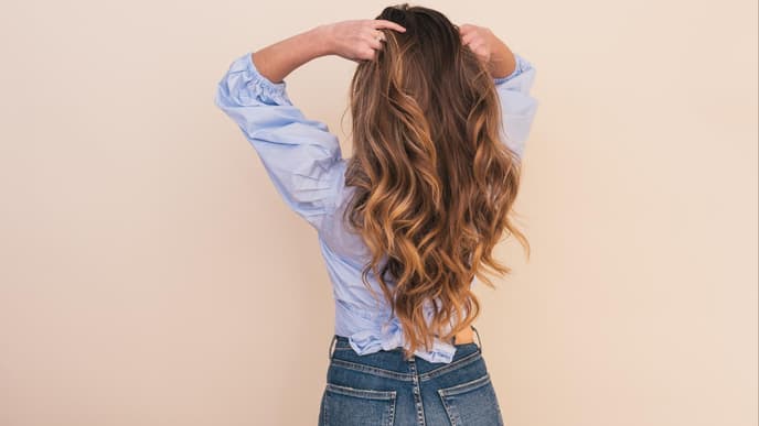 Frau mit langen gelockten haaren