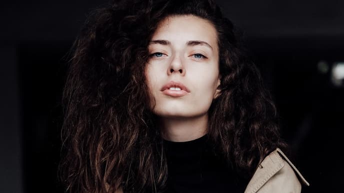 Frau mit heller Haut und dunklem Haar