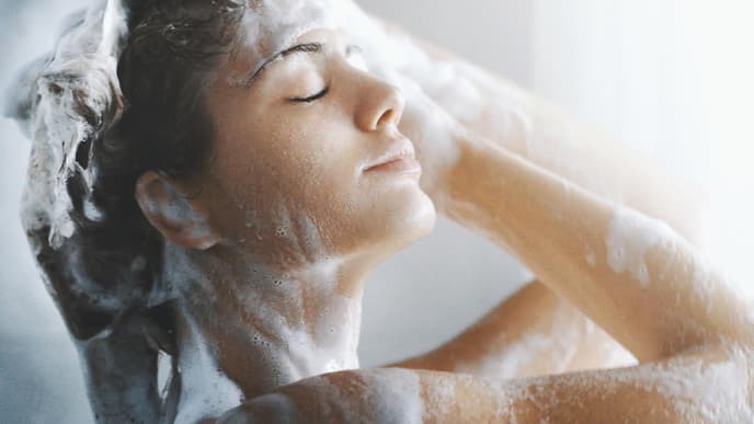 shampoo conditioner frau wäscht sich die haare 
