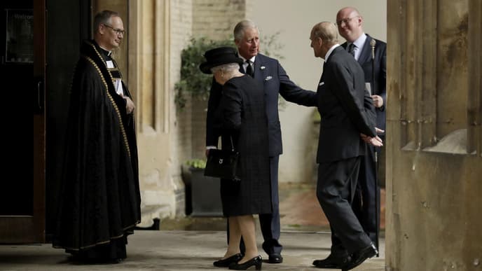 Queen und Prinz Philip laufen in die Kirche