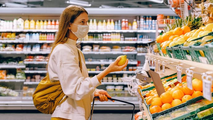 Mädchen mit Maske im Supermarkt
