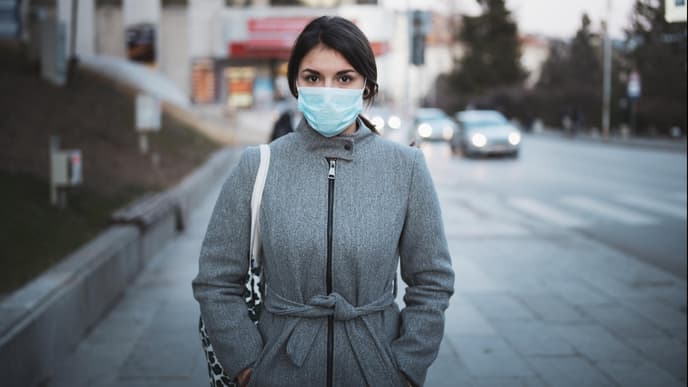 frau mit mundschutz coronavirus