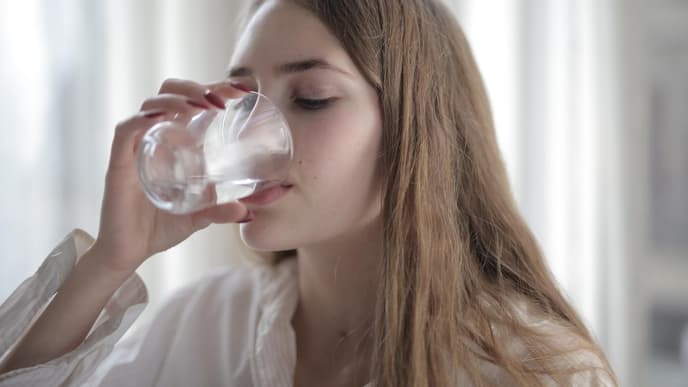 Frau trinkt aus Glas