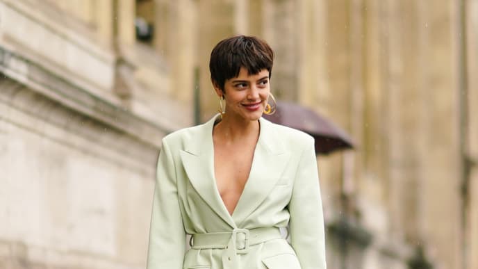 Frau hat braunen Pixie Cut