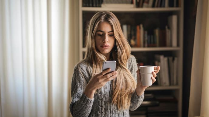 Frau Zuhause am Handy