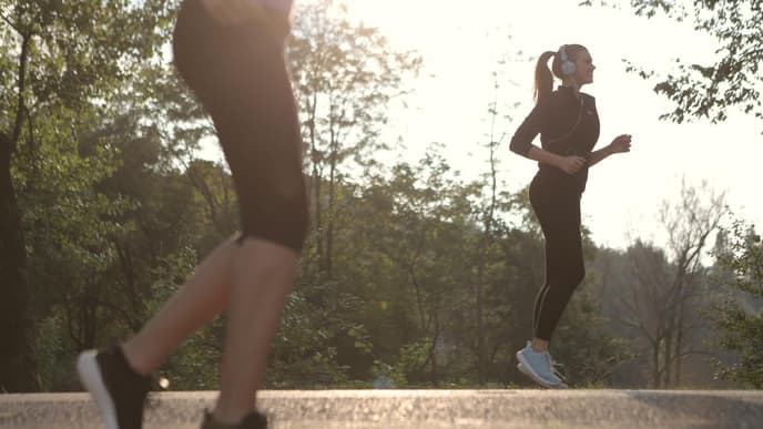 Frauen beim Joggen und Musik hören