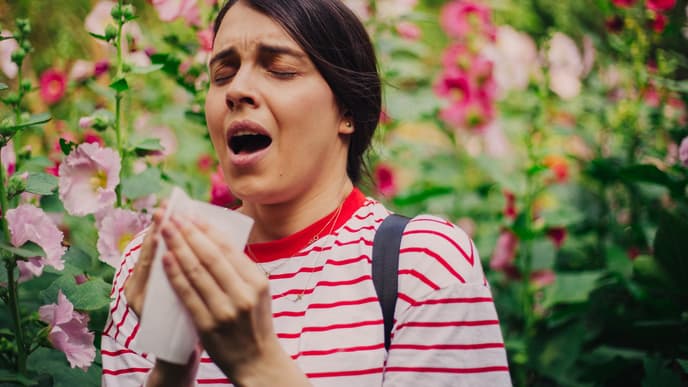 Frau die in der Natur niest