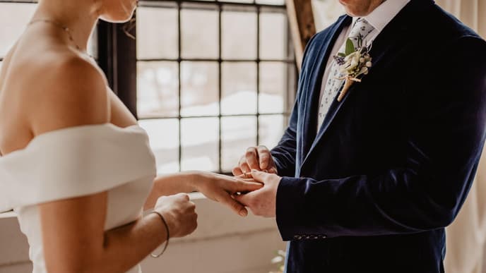 Brautpaar steckt sich Ringe an