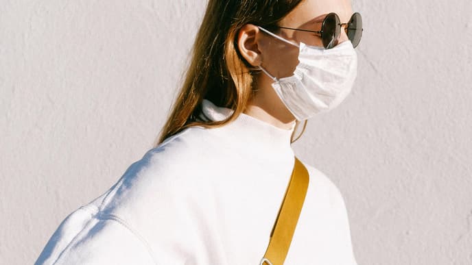 Frau mit Maske