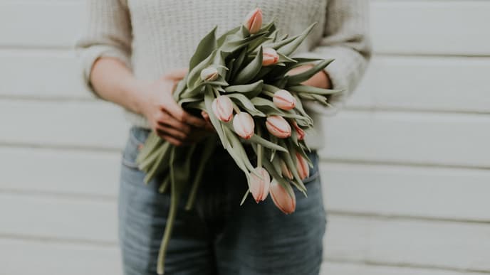 Frau mit Tulpen-Strauß