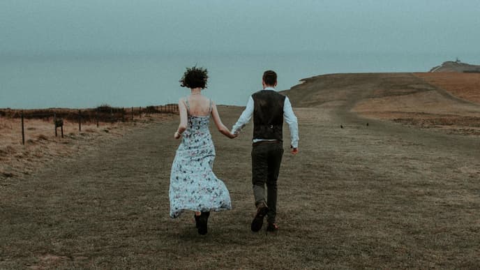 Frau und Mann laufen Hand in Hand