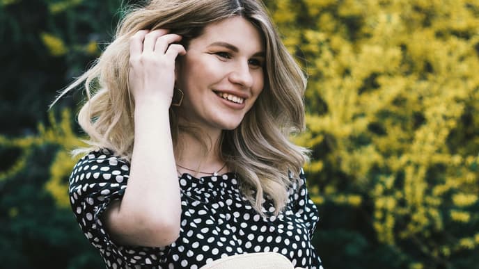 Horoskop für das Wochenende: Frau mit gepunktetem Kleid und Hut