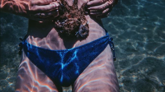 Frau unter Wasser im Bikini