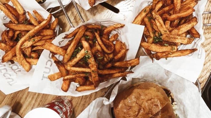 Pommes und Burger auf dem Tisch