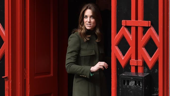 Herzogin Kate steht in einem Hauseingang