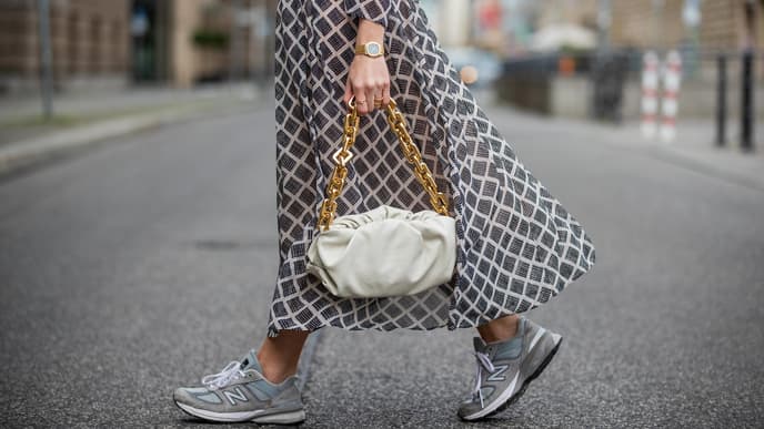 Sneaker mit Kleid