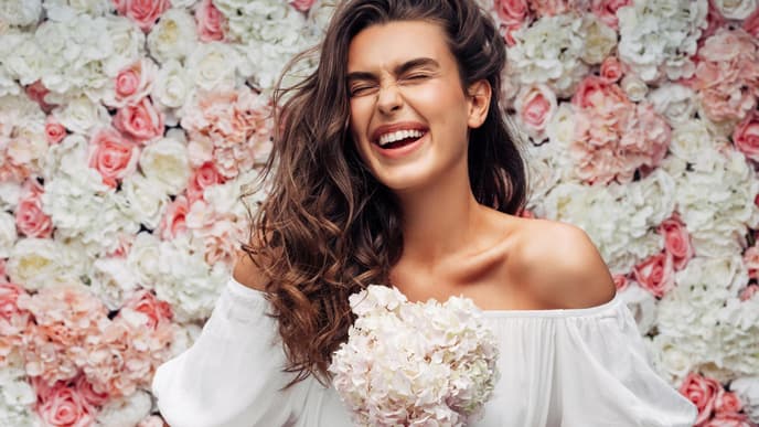 Frau glücklich mit Rosen in der Hand
