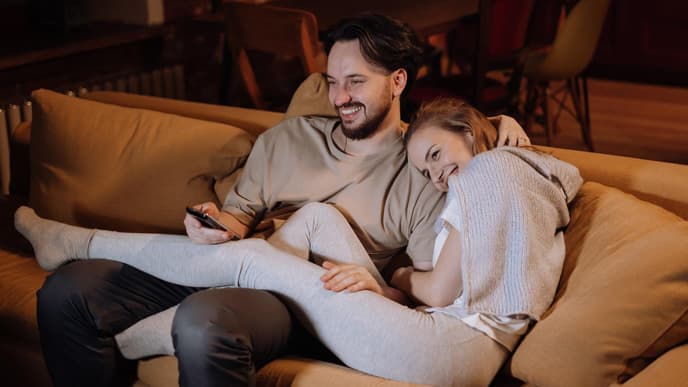 Pärchen auf dem Sofa beim Tv schauen