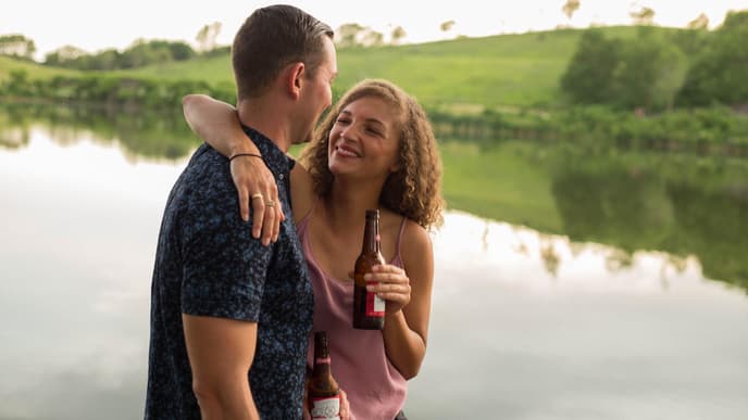 Paar Alkohol Glücklich