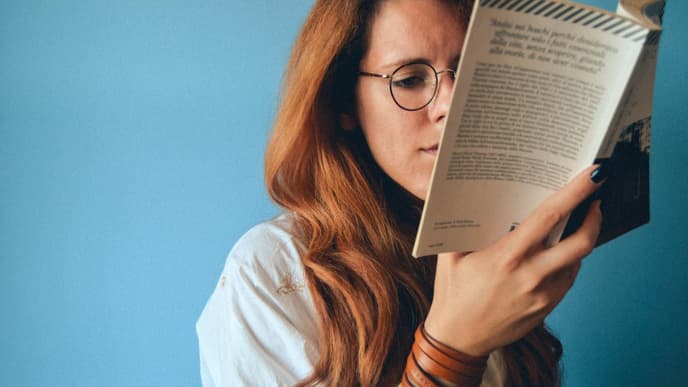 Frau liest ein Buch