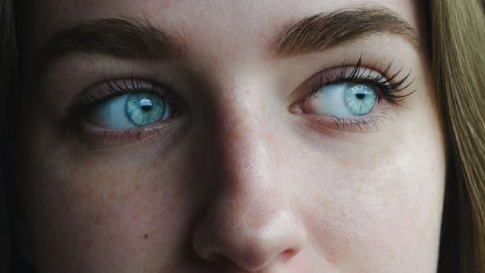 Frau mit blauen Augen