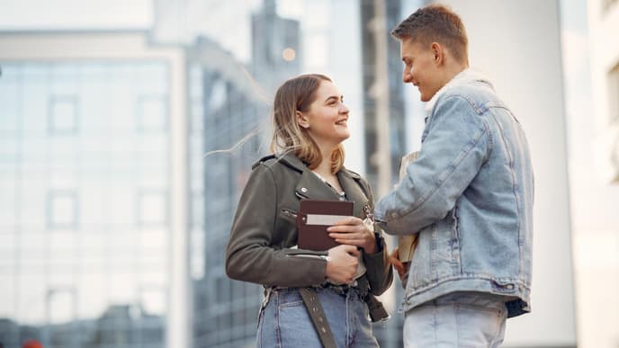 Mann und Frau flirten 