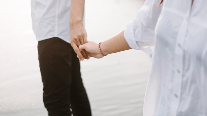 Verliebtes Paar am Meer Hand in Hand