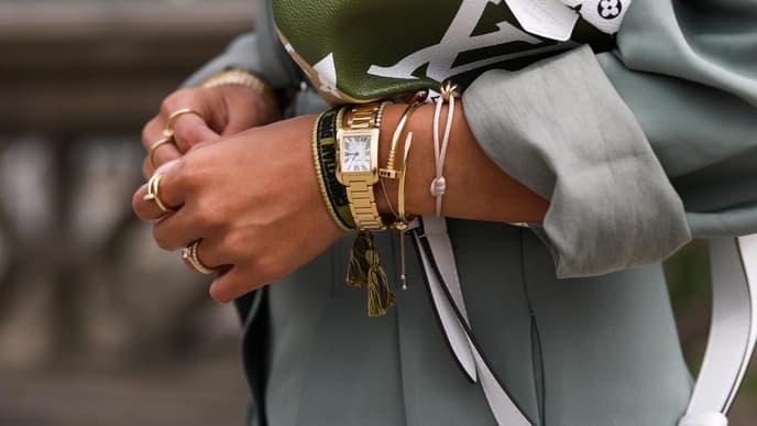 Influencer mit Schmuck und Accessoires
