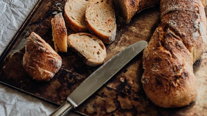 Brot auf Holzbrett
