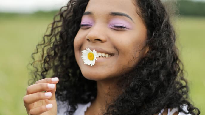 Horoskop Thema: Frau mit Blume im Mund