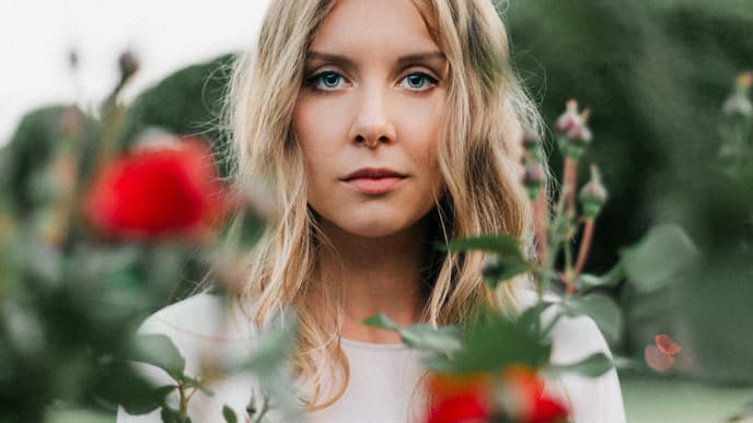 Frau in Rosenstrauch
