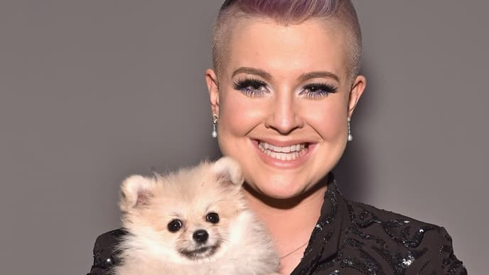 Kelly Osbourne mit Hund auf dem Arm