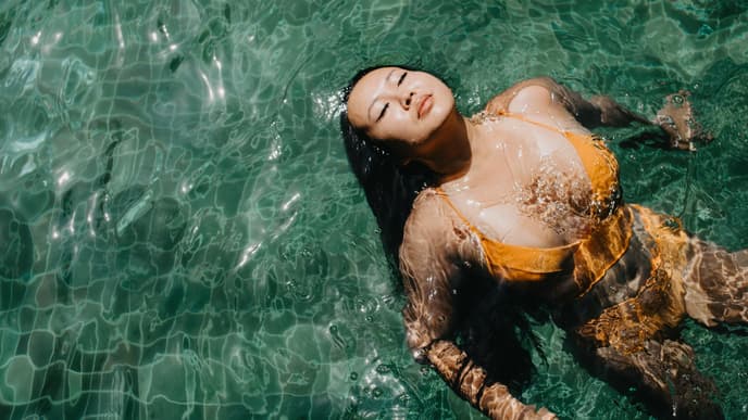 Frau im gelben Bikini im Wasser