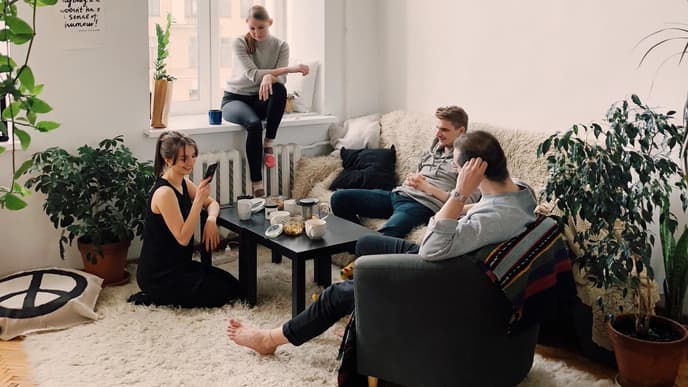 Freunde in der Wohnung 