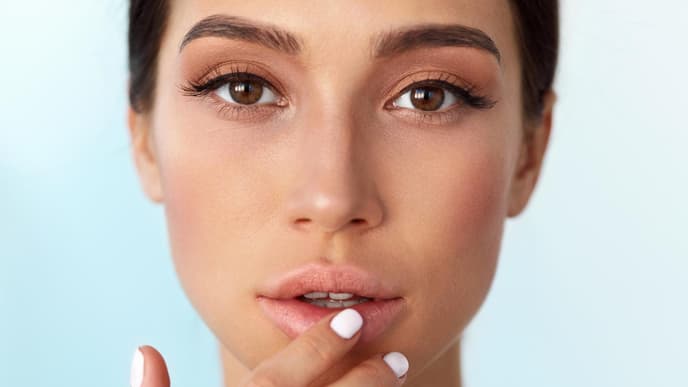 Frau mit langen und schönen Wimpern