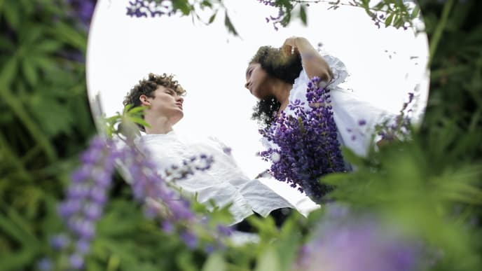 Pärchen auf Blumenwiese