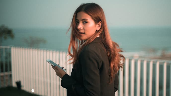Mädchen mit Handy
