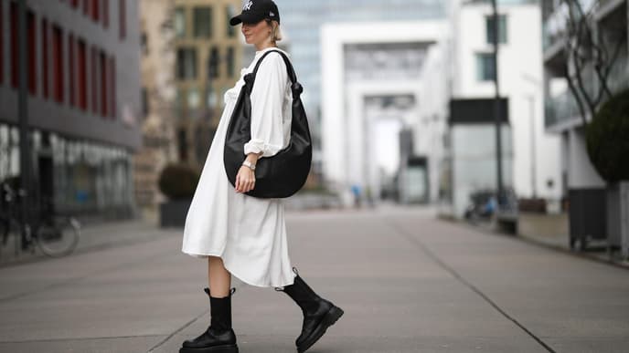 Bloggerin trägt weites weißes Kleid