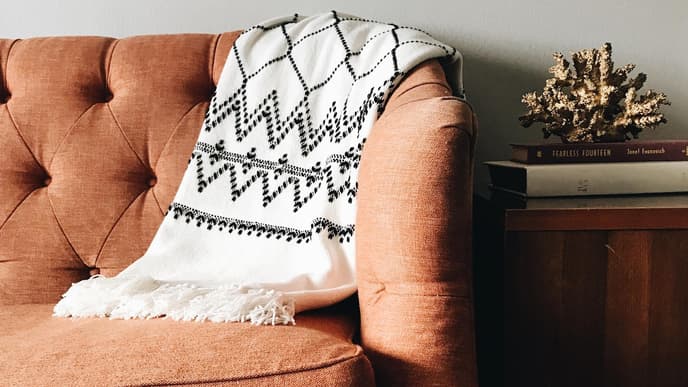 Kuscheldecke auf Braunem Sofa