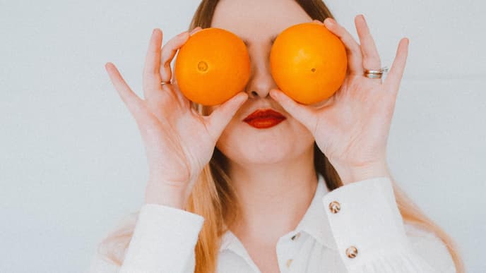 Frau mit Orangen vor den Augen