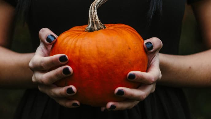 Frau mit Kürbis in der Hand