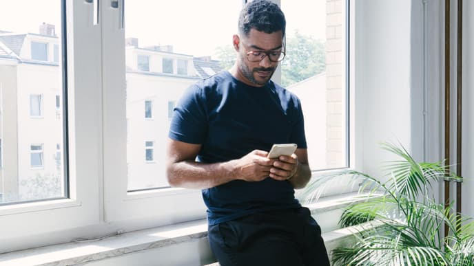 junger Mann am Handy