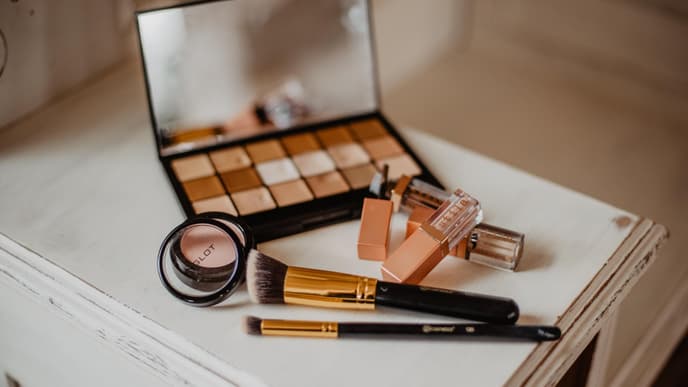 Make-up und Schminke auf dem Tisch 